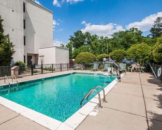 Travelodge by Wyndham Flowood/Jackson/Airport North - Jackson - Pool