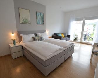 Modern 1-room apartment in the spa area - balcony, WLAN, TV, spa area - Bad Kreuznach - Bedroom