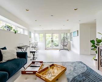 Seasons at Leschi Hillsides - Seattle - Living room