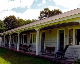 West Road Motel - Bennington - Patio