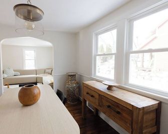 Charming & Cozy 2-Bedroom Retreat Near Lake Minnetonka – Perfect family place - Wayzata - Comedor