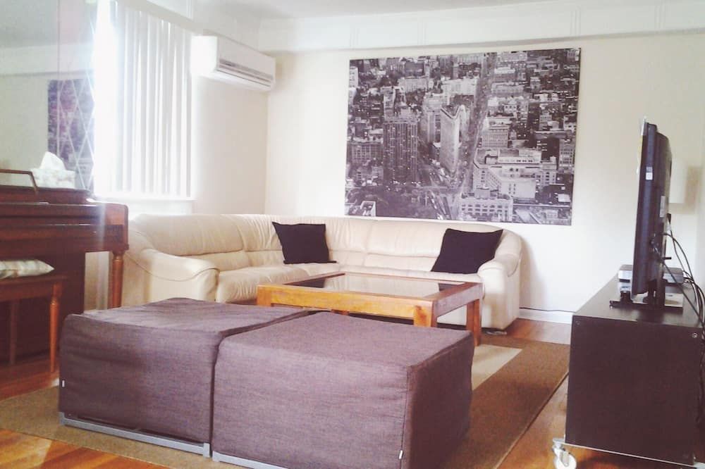 2-floor private house, 3 bedrooms, sunny, contemporary, safe, free parking - קווינס - סלון