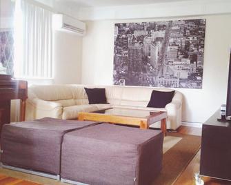 2-floor private house, 3 bedrooms, sunny, contemporary, safe, free parking - Queens - Sala de estar