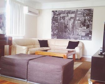 2-floor private house, 3 bedrooms, sunny, contemporary, safe, free parking - קווינס - סלון