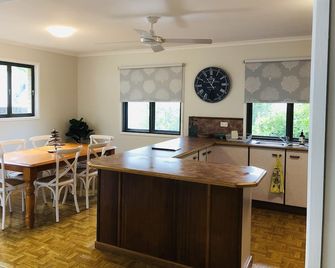 Walking distance to beach - Agnes Water - Dining room
