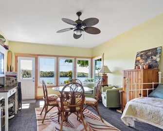 Sunny Pines on the Lake - Madoc