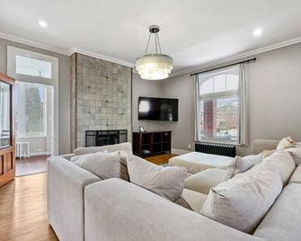 Stunning & Newest 100+ year old Historic Victorian - Pittsburgh - Sala de estar