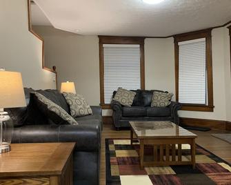 New!!! Great Remodeled 2 Bedroom. Walk To The Square! - Wadsworth - Living room