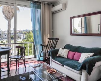 Rent4Rest Estoril Beachfront Apartments - Estoril - Salon