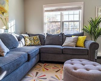 Lenox Gem with AC! - Lee - Living room