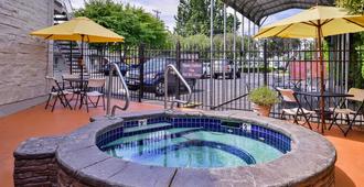 Campus Inn & Suites Eugene Downtown - Eugene - Bể bơi