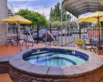 Campus Inn & Suites Eugene Downtown - Eugene - Bể bơi