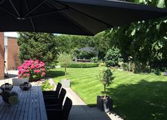 Luxurious and stylish villa in Natural Park, surrounded by Flora & Fauna. - Tilburg - Patio