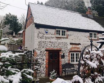 17th Century 2-Bed Sleeps 4 Free Parking - Medmenham - Building