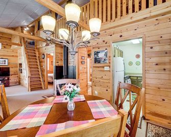 Hike & Atv: Secluded Happy Jack Cabin W/ Deck - Happy Jack - Dining room