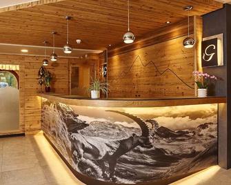 Hotel Gundolf - St. Leonhard im Pitztal - Front desk