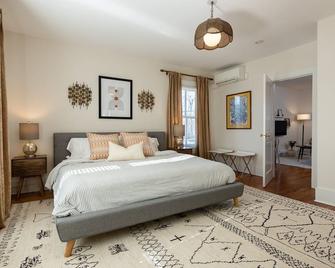 Retro Apartment| Lux Extended Stay in Belmont - Charlottesville - Bedroom