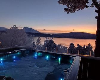 Luxurious cabin with sauna & Jacuzzi with wonderful view in idyllic Malangen - Meistervik - Piscina