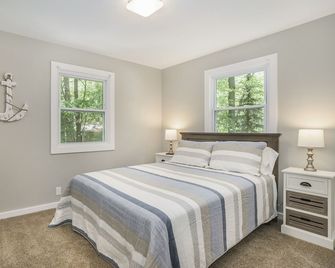 Pure Michigan! Close to beaches, marinas, and fishing! - Holland - Bedroom