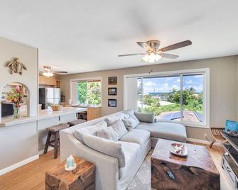 Only 100 steps to Poipu Beach with A/C! - Poipu - Living room