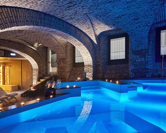 The Building - Rom - Pool