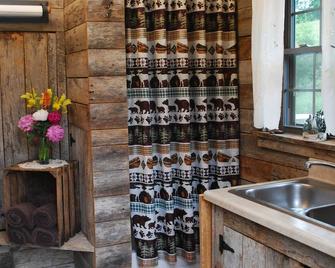 Quaint & cozy secluded log cabin for two situated on 200 acres in the mountains! - Lock Haven