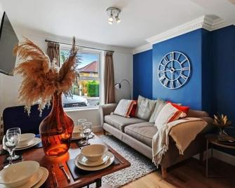 Nice House & Free Parking Close to Morden & Sutton - Morden - Living room