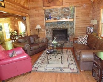 Creekside Paradise Bed and Breakfast - Robbinsville - Obývací pokoj