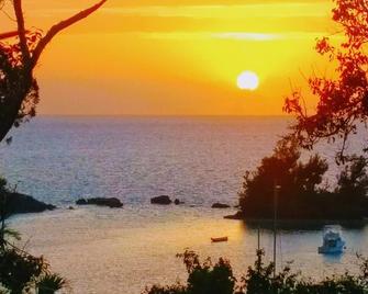 Palmsprings Accommodations - 2 Bedroom Apt., Near Horseshoe Bay - Southampton - Beach
