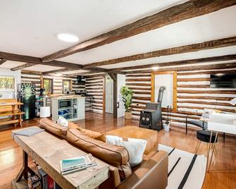 Modernized Log Cabin w Hot Tub Fire Pit & Views - Berkeley Springs - Living room