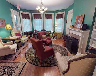 Hyde House Lilac Suite near Hocking Hills, Ohio University, Athens & Logan - Nelsonville - Lounge