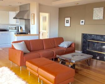 Pedro Point Commanding Ocean View Home, 20 minutes south of SF to quiet paradise - Pacifica - Living room