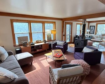 Spacious private Aquinnah home, walk to lighthouse and cliff overlook - 아퀴나 - 거실