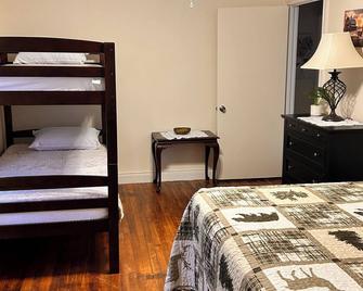 Charming 2-bedroom house near Millboro / Clifton Forge VA with WiFi - Millboro - Bedroom