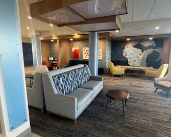 Holiday Inn Express & Suites Tomah By IHG - Tomah - Lounge