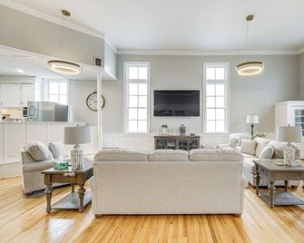 Unique Church Turned Family Retreat: Relax & Enjoy - Alliance - Wohnzimmer