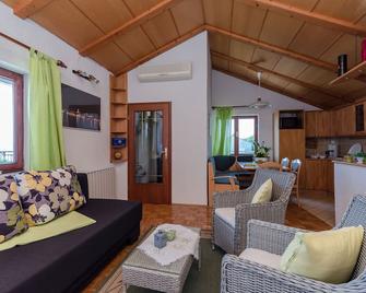 Apartments and Room Drazen (86521-A3) - Novi Vinodolski (Crikvenica) - Novi Vinodolski - Wohnzimmer