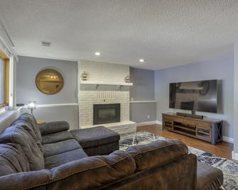 5- Bedroom Private Home- Quiet Neighborhood- Pet Friendly - Burnsville - Living room