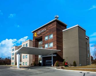 La Quinta Inn & Suites by Wyndham Pittsburg - Pittsburg - Gebäude