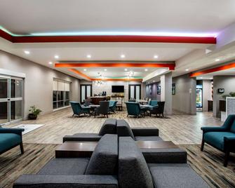 La Quinta Inn & Suites by Wyndham Pittsburg - Pittsburg - Lobby