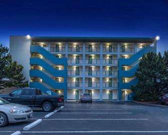 Best Western Plus Holiday Sands Inn & Suites - Norfolk - Rakennus