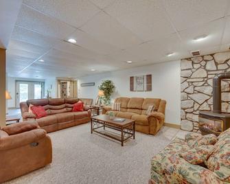 The Haven at Welsh Mountain Suites - Apt with Patio! - New Holland - Wohnzimmer