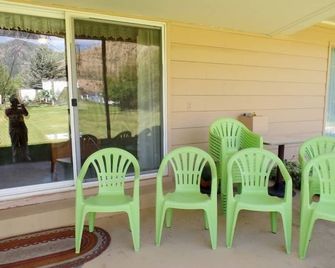 A great family property! Mid-century modern house in town - Afton - Patio