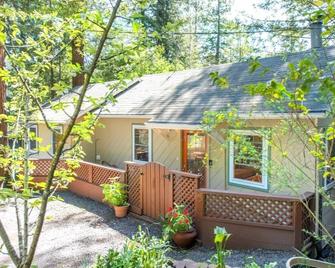 Summit Sanctuary! Redwoods! Fire Table!! Bbq Grill! Fast Wifi!! Dog Friendly! - Guerneville - Patio