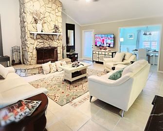 Fairhope, Daphne, Dt Mobile & Beaches! Owner Mngd, Owner Cleaned, Owner Loved!! - Daphne - Living room