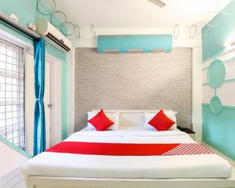 Hotel O Nova Dumas Homestay - Surat - Schlafzimmer