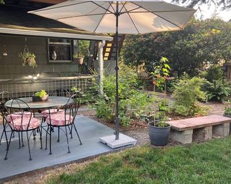 The Urban Nature Hideaway - 1BR close-in private garden apartment - Milwaukie - Patio