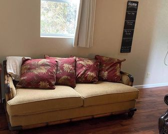 Rhineland Farm Farmhouse. 20 Min From Dvsp, Fossil Rim, Cleburne State Park - Glen Rose - Living room