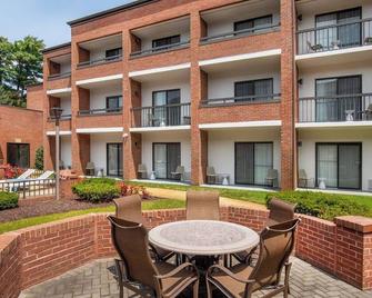 Indulge in Home-Like Comfort! Near Borderland State Park, Pet-Friendly Stay! - Foxborough - Binnenhof