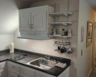 Exclusive Large 2 Bedroom Suite W/Theater Room + Kitchen - Cleveland - Kitchen